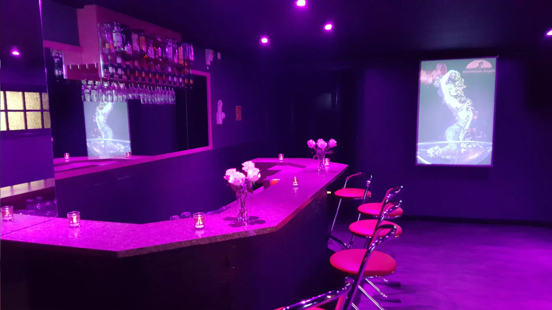 Sfeervolle bar in Sexclub Angels Zwolle. Nachtclub Angels. Vacatures.